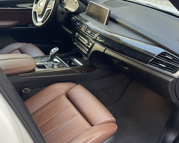 Білий БМВ Х5, об'ємом двигуна 3 л та пробігом 198 тис. км за 36200 $, фото 6 на Automoto.ua