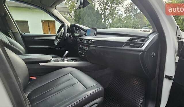 Белый БМВ Х5, объемом двигателя 2 л и пробегом 265 тыс. км за 25000 $, фото 3 на Automoto.ua
