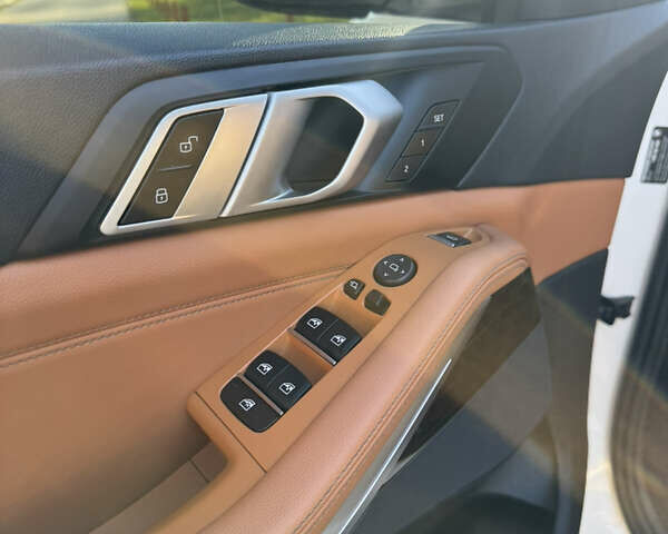 Белый БМВ Х5, объемом двигателя 3 л и пробегом 104 тыс. км за 47500 $, фото 16 на Automoto.ua