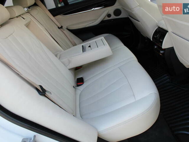 Белый БМВ Х5, объемом двигателя 3 л и пробегом 200 тыс. км за 36900 $, фото 34 на Automoto.ua