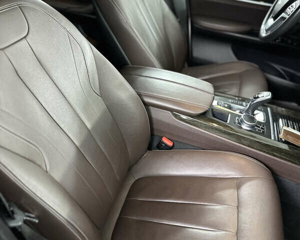 Белый БМВ Х5, объемом двигателя 3 л и пробегом 175 тыс. км за 30200 $, фото 14 на Automoto.ua