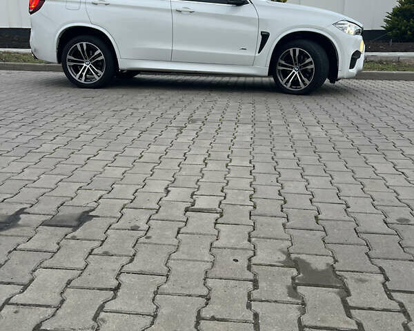 Белый БМВ Х5, объемом двигателя 2 л и пробегом 84 тыс. км за 41100 $, фото 7 на Automoto.ua