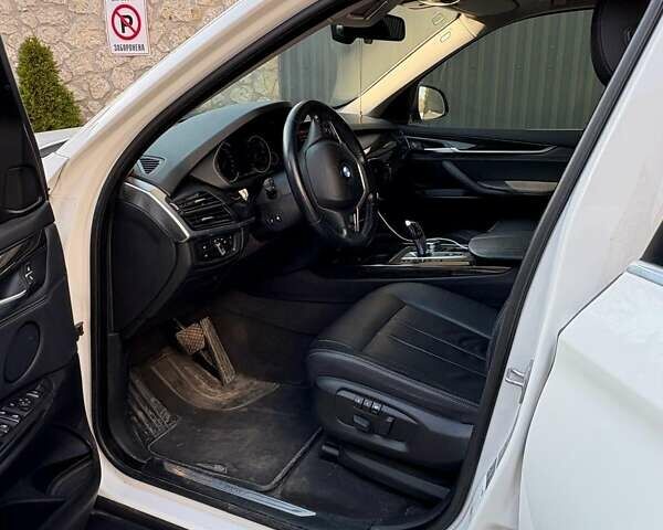 Белый БМВ Х5, объемом двигателя 2 л и пробегом 63 тыс. км за 34900 $, фото 2 на Automoto.ua