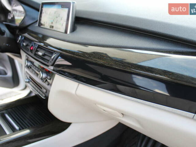 Белый БМВ Х5, объемом двигателя 3 л и пробегом 200 тыс. км за 36900 $, фото 38 на Automoto.ua