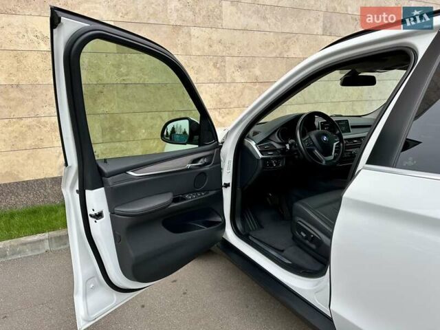 Белый БМВ Х5, объемом двигателя 2 л и пробегом 132 тыс. км за 31800 $, фото 56 на Automoto.ua