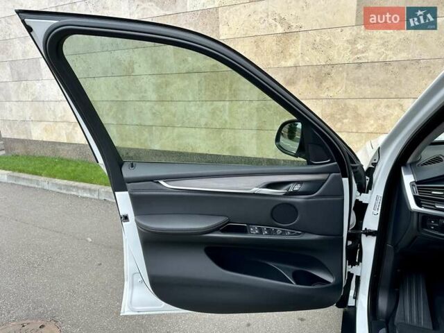 Белый БМВ Х5, объемом двигателя 2 л и пробегом 132 тыс. км за 31800 $, фото 77 на Automoto.ua