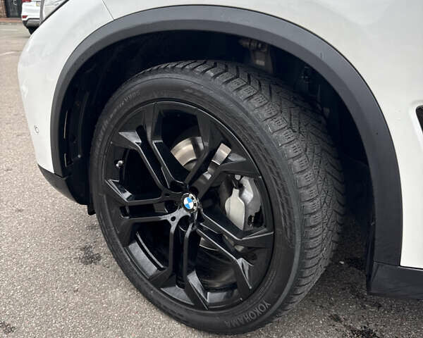 Белый БМВ Х5, объемом двигателя 3 л и пробегом 125 тыс. км за 46800 $, фото 17 на Automoto.ua