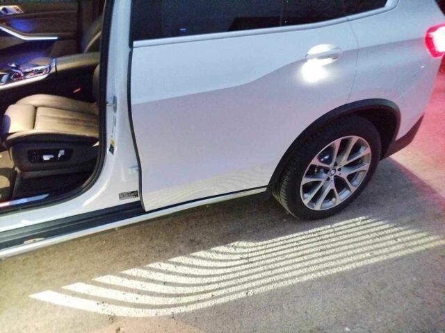 Белый БМВ Х5, объемом двигателя 3 л и пробегом 99 тыс. км за 33000 $, фото 4 на Automoto.ua