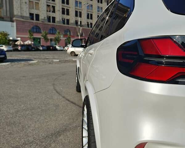 Белый БМВ Х5, объемом двигателя 3 л и пробегом 102 тыс. км за 53000 $, фото 6 на Automoto.ua