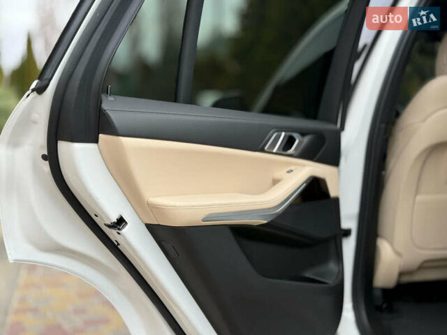 Белый БМВ Х5, объемом двигателя 3 л и пробегом 90 тыс. км за 45900 $, фото 13 на Automoto.ua