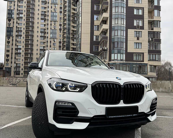 Белый БМВ Х5, объемом двигателя 2 л и пробегом 68 тыс. км за 56500 $, фото 1 на Automoto.ua