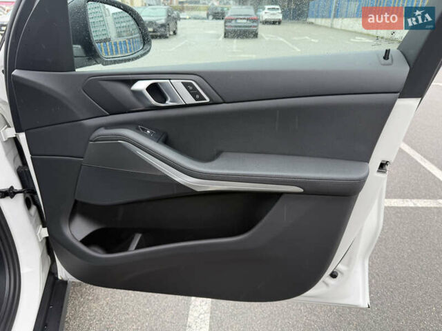 Белый БМВ Х5, объемом двигателя 2 л и пробегом 68 тыс. км за 56500 $, фото 24 на Automoto.ua