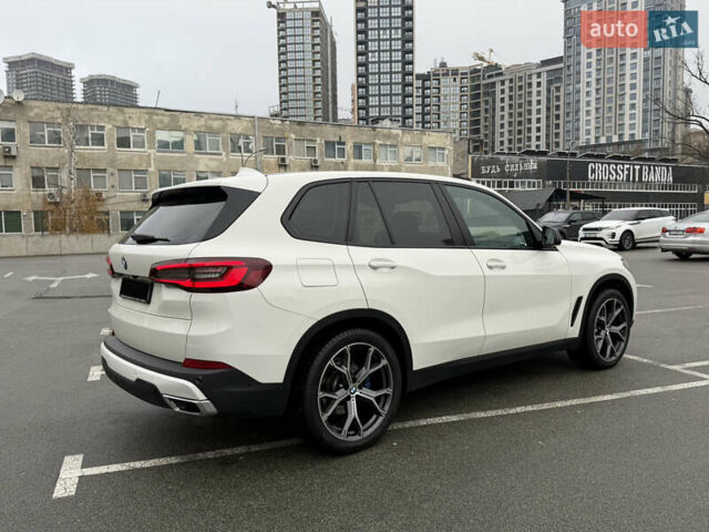 Белый БМВ Х5, объемом двигателя 2 л и пробегом 68 тыс. км за 56500 $, фото 50 на Automoto.ua