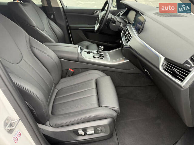 Белый БМВ Х5, объемом двигателя 2 л и пробегом 68 тыс. км за 56500 $, фото 25 на Automoto.ua