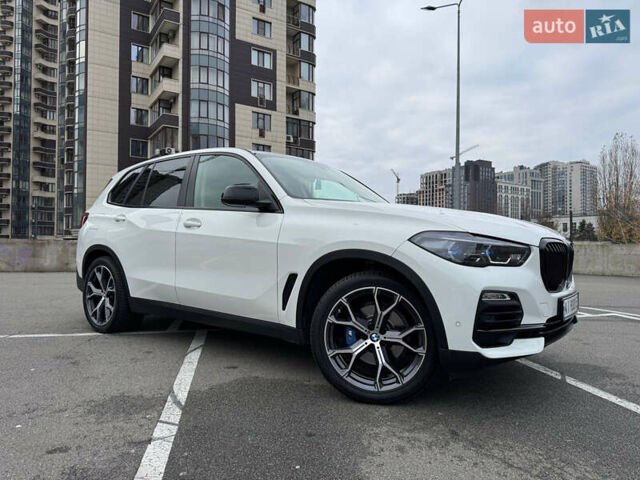 Белый БМВ Х5, объемом двигателя 2 л и пробегом 68 тыс. км за 56500 $, фото 2 на Automoto.ua