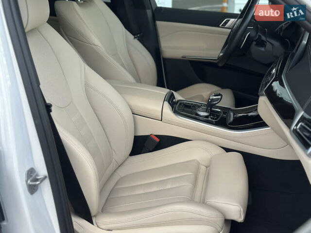 Белый БМВ Х5, объемом двигателя 3 л и пробегом 51 тыс. км за 49800 $, фото 63 на Automoto.ua