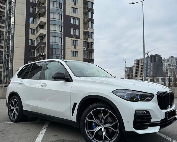 Белый БМВ Х5, объемом двигателя 2 л и пробегом 68 тыс. км за 56500 $, фото 3 на Automoto.ua