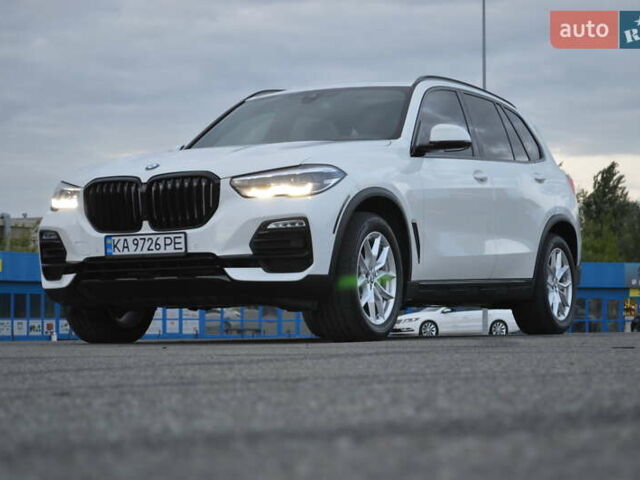 Белый БМВ Х5, объемом двигателя 3 л и пробегом 117 тыс. км за 61999 $, фото 1 на Automoto.ua