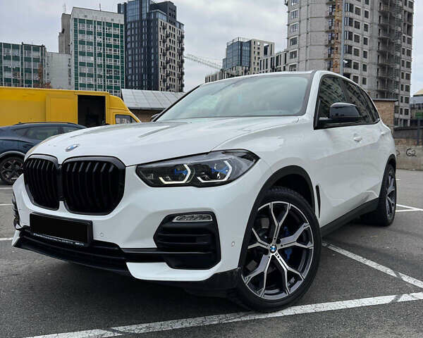 Белый БМВ Х5, объемом двигателя 2 л и пробегом 68 тыс. км за 56500 $, фото 6 на Automoto.ua