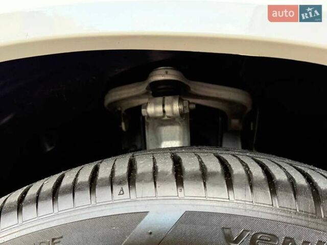 Белый БМВ Х5, объемом двигателя 3 л и пробегом 130 тыс. км за 58700 $, фото 85 на Automoto.ua