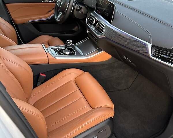 Белый БМВ Х5, объемом двигателя 2 л и пробегом 49 тыс. км за 69900 $, фото 22 на Automoto.ua