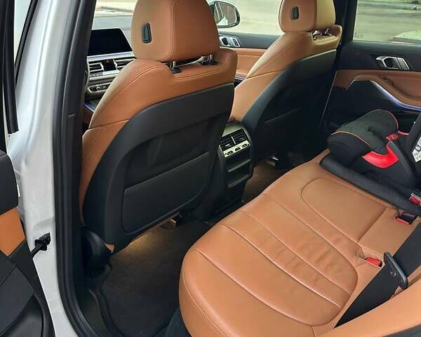 Белый БМВ Х5, объемом двигателя 2 л и пробегом 49 тыс. км за 69900 $, фото 26 на Automoto.ua