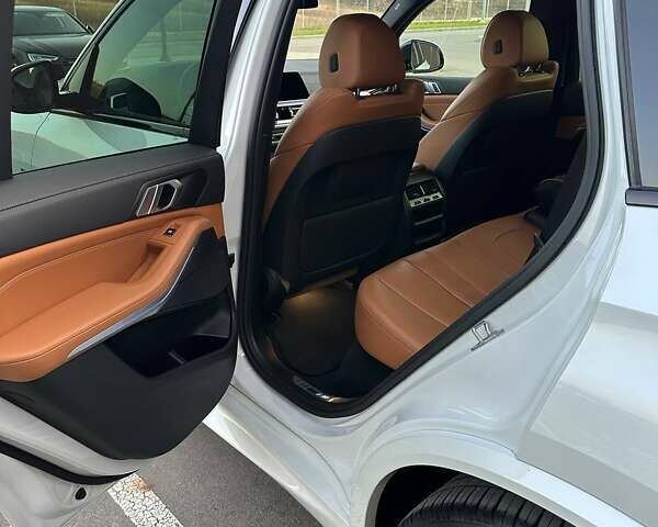 Белый БМВ Х5, объемом двигателя 2 л и пробегом 49 тыс. км за 69900 $, фото 25 на Automoto.ua