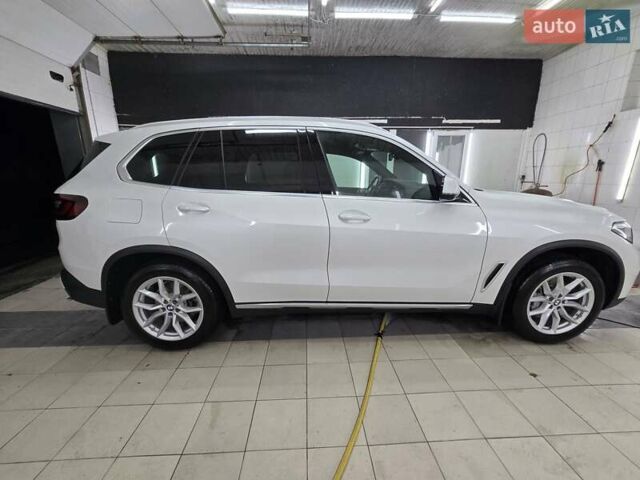 Белый БМВ Х5, объемом двигателя 3 л и пробегом 59 тыс. км за 60500 $, фото 5 на Automoto.ua