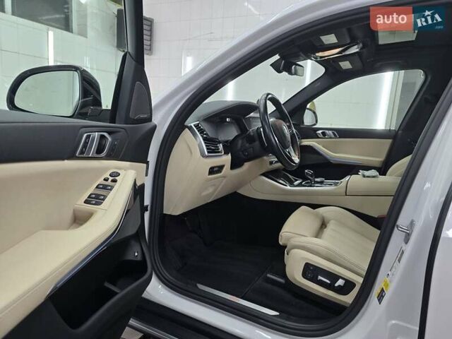 Белый БМВ Х5, объемом двигателя 3 л и пробегом 59 тыс. км за 60500 $, фото 26 на Automoto.ua