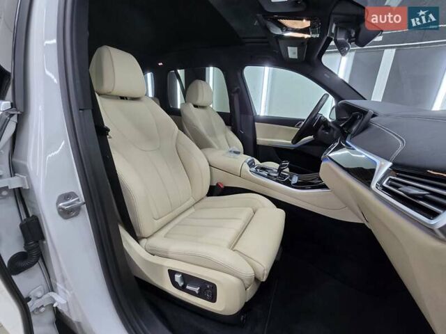 Белый БМВ Х5, объемом двигателя 3 л и пробегом 59 тыс. км за 60500 $, фото 28 на Automoto.ua
