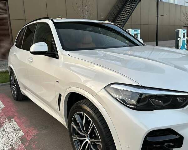 Белый БМВ Х5, объемом двигателя 2 л и пробегом 49 тыс. км за 69900 $, фото 2 на Automoto.ua