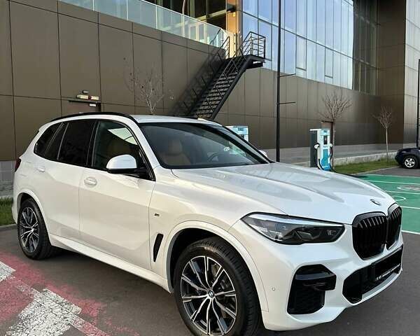 Белый БМВ Х5, объемом двигателя 2 л и пробегом 49 тыс. км за 69900 $, фото 1 на Automoto.ua