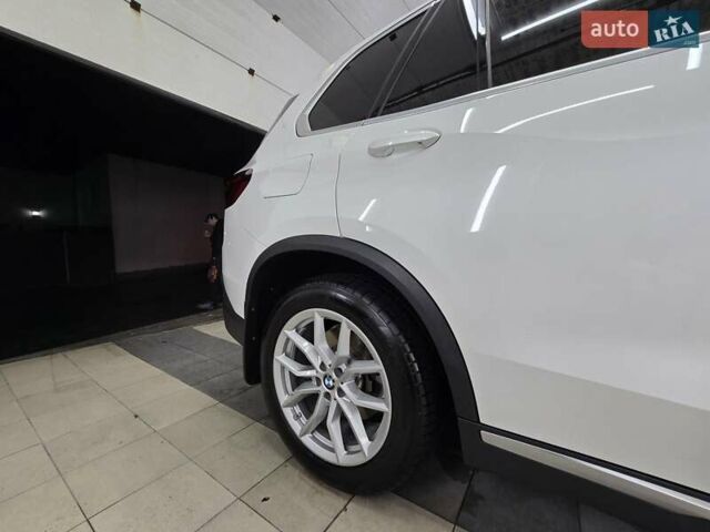 Белый БМВ Х5, объемом двигателя 3 л и пробегом 59 тыс. км за 60500 $, фото 2 на Automoto.ua