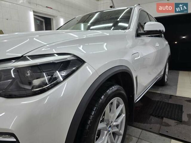 Белый БМВ Х5, объемом двигателя 3 л и пробегом 59 тыс. км за 60500 $, фото 14 на Automoto.ua