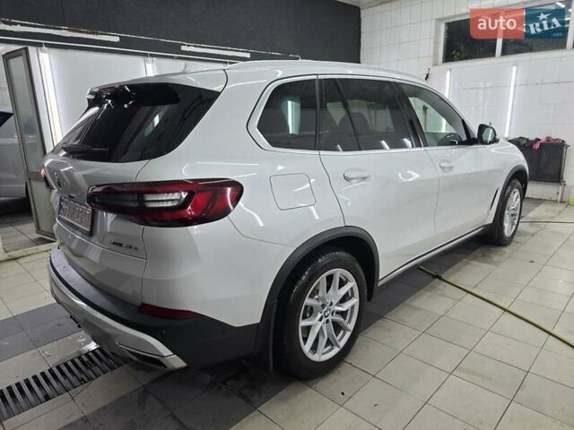 Белый БМВ Х5, объемом двигателя 3 л и пробегом 59 тыс. км за 60500 $, фото 6 на Automoto.ua