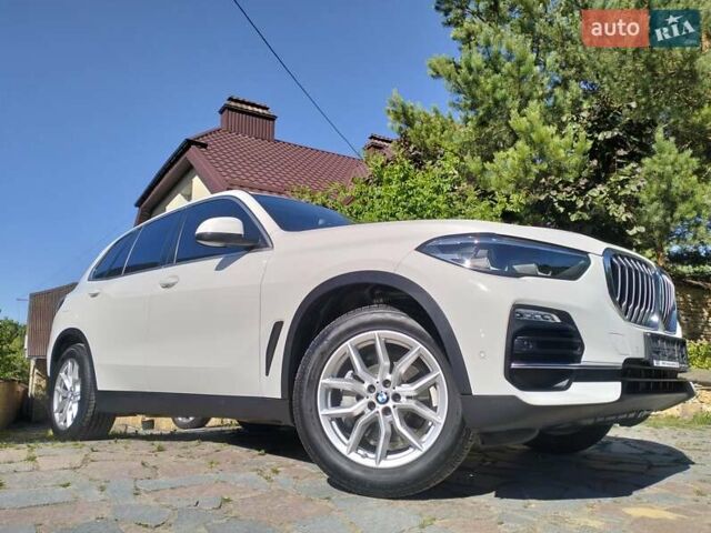 Белый БМВ Х5, объемом двигателя 2 л и пробегом 68 тыс. км за 53800 $, фото 1 на Automoto.ua