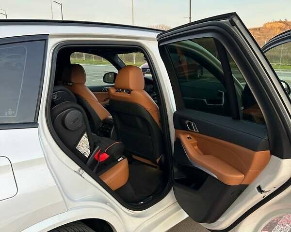 Белый БМВ Х5, объемом двигателя 2 л и пробегом 49 тыс. км за 69900 $, фото 23 на Automoto.ua