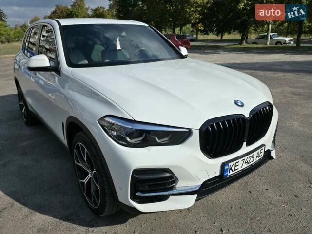 Белый БМВ Х5, объемом двигателя 2 л и пробегом 21 тыс. км за 59000 $, фото 1 на Automoto.ua