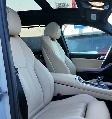 Белый БМВ Х5, объемом двигателя 3 л и пробегом 17 тыс. км за 64900 $, фото 7 на Automoto.ua