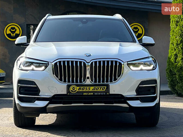 Белый БМВ Х5, объемом двигателя 3 л и пробегом 30 тыс. км за 73500 $, фото 1 на Automoto.ua