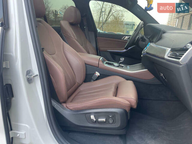 Белый БМВ Х5, объемом двигателя 3 л и пробегом 15 тыс. км за 68100 $, фото 58 на Automoto.ua