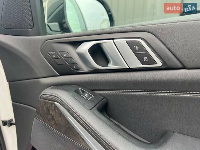 Белый БМВ Х5, объемом двигателя 3 л и пробегом 44 тыс. км за 66290 $, фото 45 на Automoto.ua