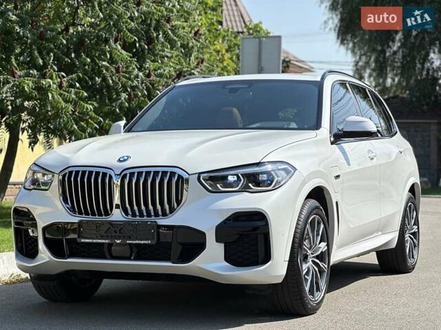 Белый БМВ Х5, объемом двигателя 3 л и пробегом 27 тыс. км за 67500 $, фото 1 на Automoto.ua