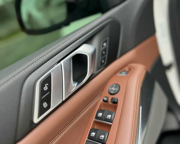 Белый БМВ Х5, объемом двигателя 3 л и пробегом 13 тыс. км за 81500 $, фото 4 на Automoto.ua