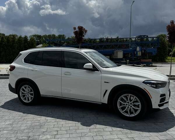 Белый БМВ Х5, объемом двигателя 3 л и пробегом 43 тыс. км за 66000 $, фото 2 на Automoto.ua