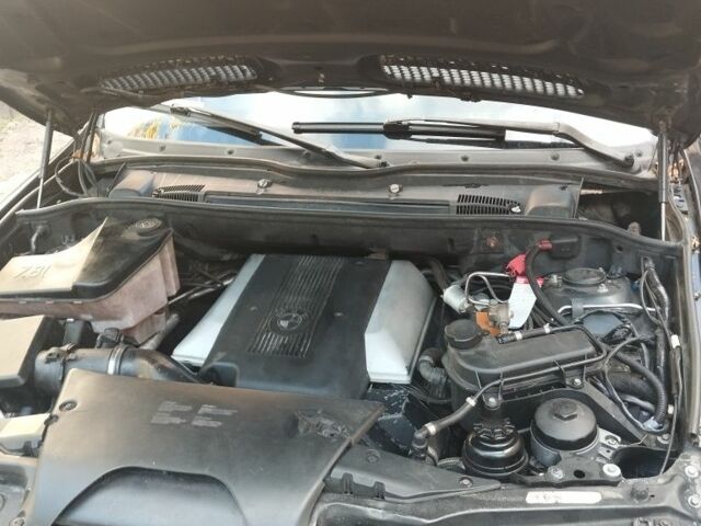 Черный БМВ Х5, объемом двигателя 4 л и пробегом 300 тыс. км за 4500 $, фото 3 на Automoto.ua