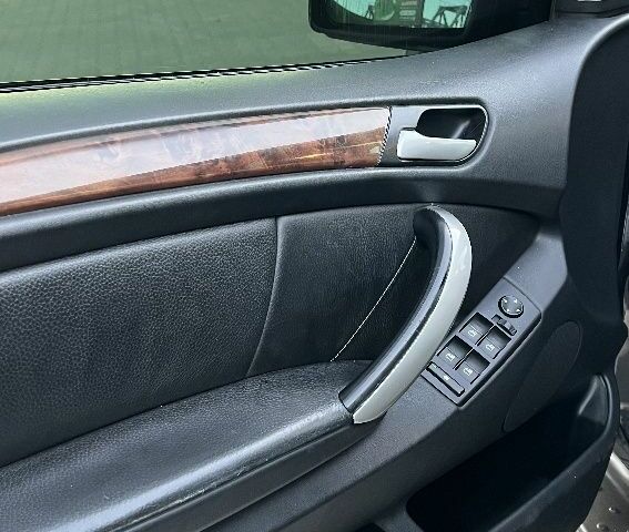 Черный БМВ Х5, объемом двигателя 4.4 л и пробегом 295 тыс. км за 7000 $, фото 11 на Automoto.ua