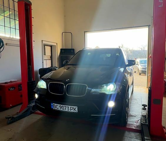 Черный БМВ Х5, объемом двигателя 3 л и пробегом 360 тыс. км за 9500 $, фото 7 на Automoto.ua