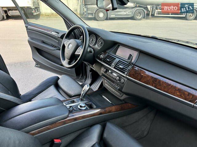 Черный БМВ Х5, объемом двигателя 3 л и пробегом 270 тыс. км за 14000 $, фото 13 на Automoto.ua