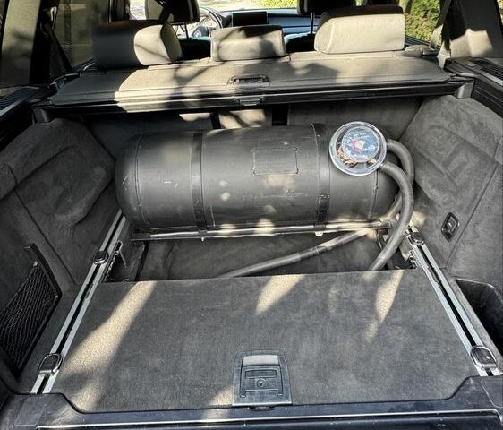 Черный БМВ Х5, объемом двигателя 4.8 л и пробегом 309 тыс. км за 11000 $, фото 6 на Automoto.ua